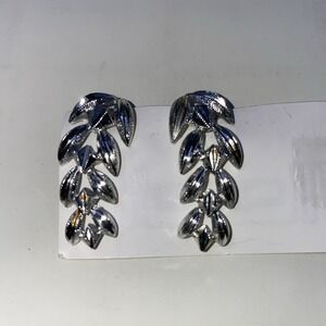 Vintage BSK signed Leaf Shaped silver tone clip earrings